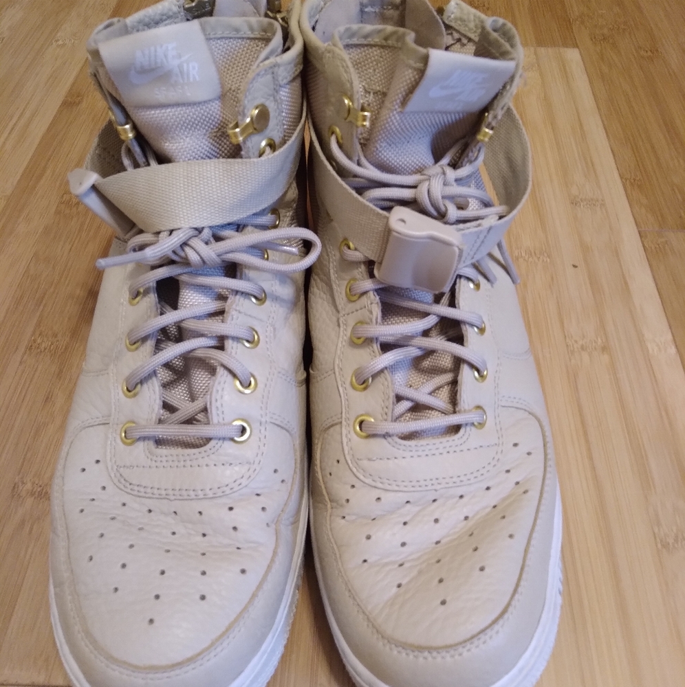 Nike SF AF1 mid beige.